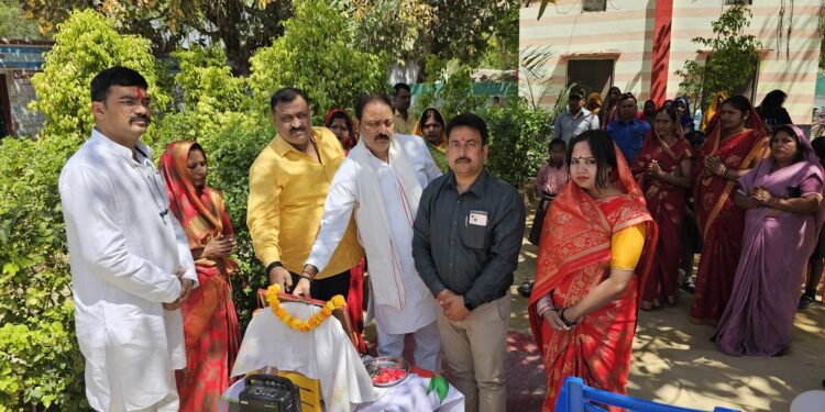 परिषदीय स्कूल हो रहे बेहतर, कराए नामांकन – अजीत सिंह