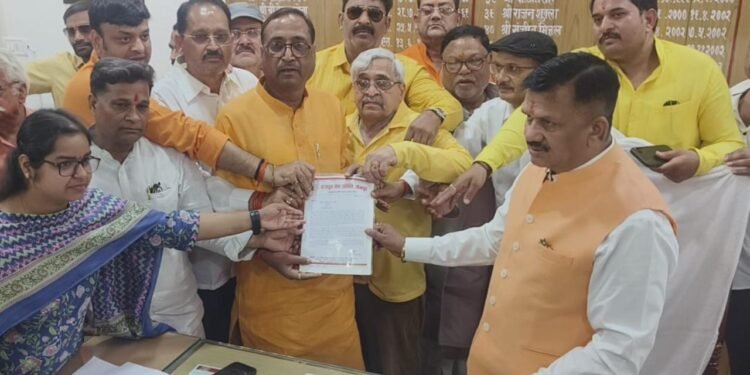 सांसद रामजीलाल ने सदन को किया कलंकित, सदस्यता हो समाप्त