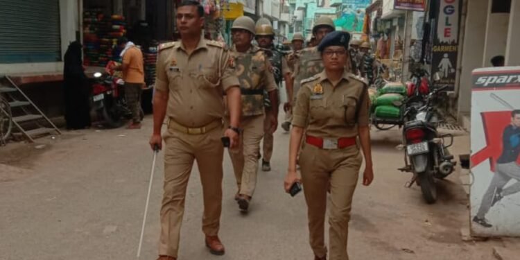 सीओ ने पुलिस टीम के साथ किया पैदल गश्त