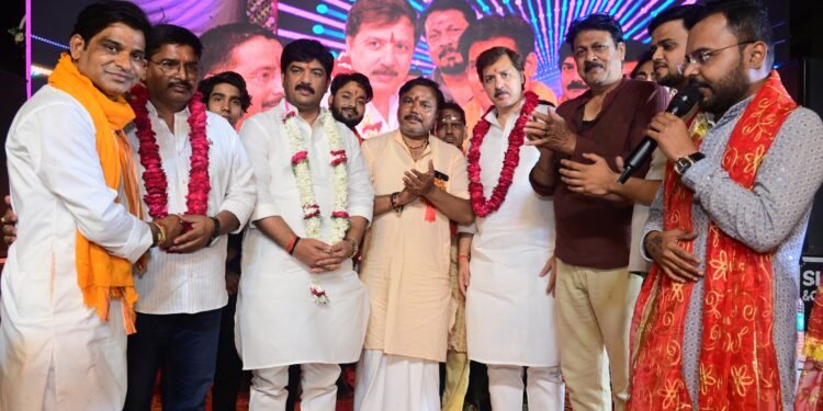 चौरा माता का हुआ भब्य श्रृंगार कलाकारों ने बांधा समा