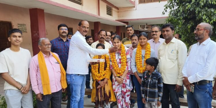मां शारदा बालिका विद्यालय की तीन छात्राओं ने जनपद में किया नाम