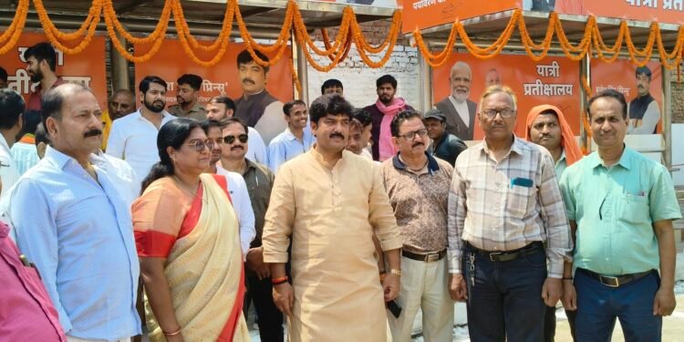 बृजेश सिंह प्रिंसू ने किया 2 यात्री शेड का उद्घाटन