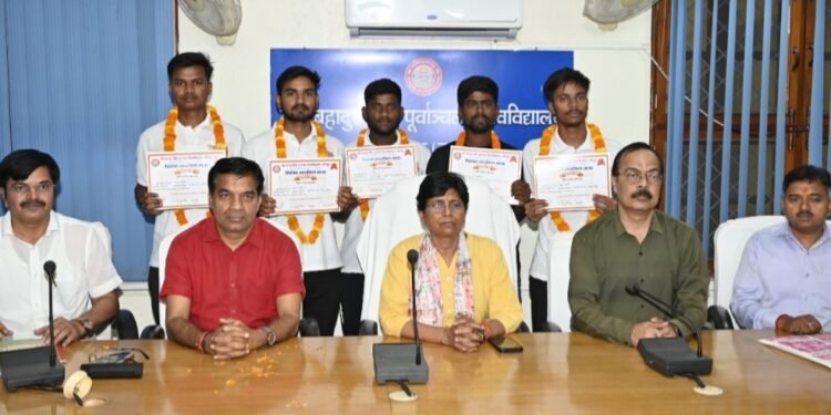 रंगा यात्रा में शामिल विद्यार्थियों को कुलपति ने किया सम्मानित