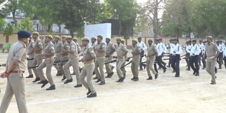 पुलिस अधीक्षक ने साप्ताहिक परेड की सलामी लेकर किया निरीक्षण