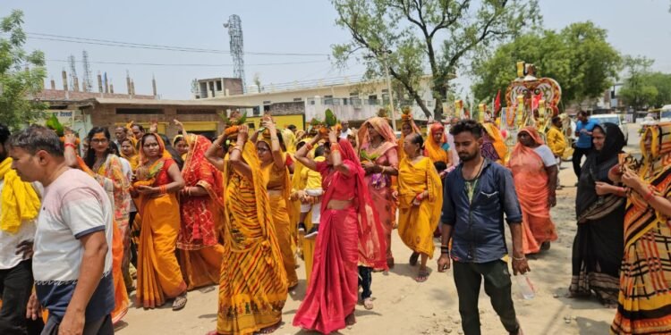 श्रीमद् भागवत कथा से पूर्व निकाली गई कलश यात्रा