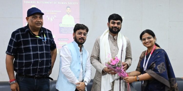 ईश्वर के बाद साहित्य ही व्यक्ति को इंसान बनाता है: डॉ मृत्युंजय परमार