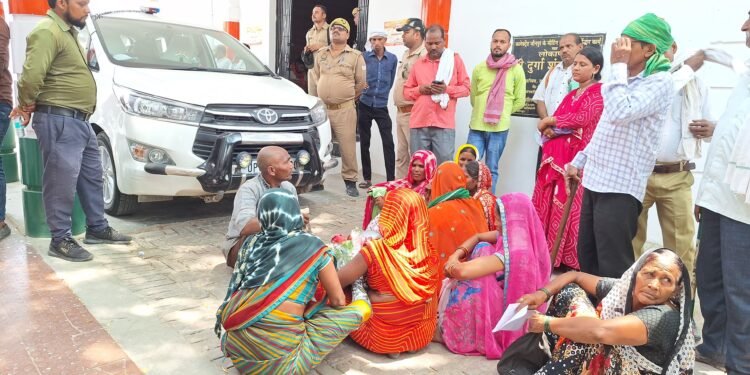 अधिकारियो के यहाँ चक्कर काटकर परेशान महिला ने डीएम की गाड़ी के सामने दिया धरना