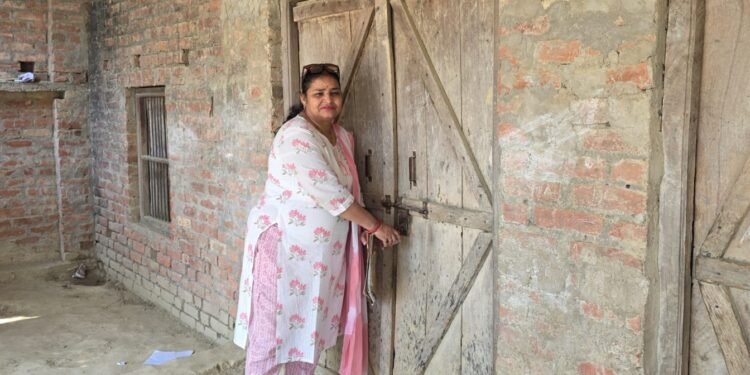 बिना मान्यता के चल रहे विद्यालयों को बीईओ ने कराया बंद