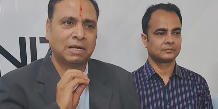 अमेज ने S R ENTERPRISES के साथ डिस्ट्रीब्यूटर सेंटर व सोलर प्रोडक्ट का किया उद्घाटन