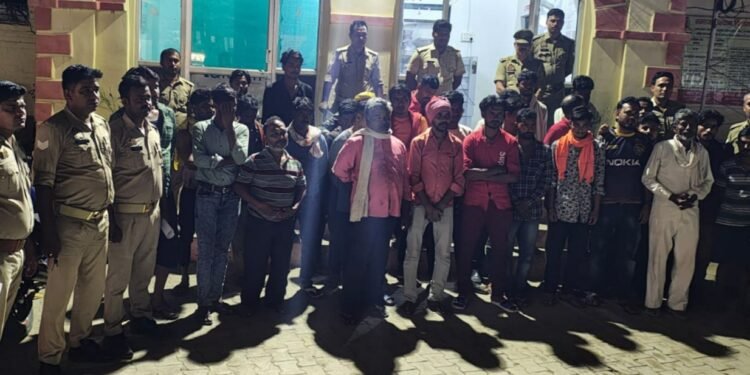 सार्वजनिक स्थानो पर शराब पीने पर 50 लोगो पर पुलिस की बड़ी कार्यवाही