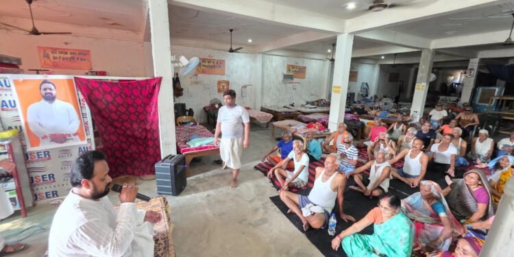 वृद्धजनों ने किया योग, स्वस्थ रहने का दिया सन्देश