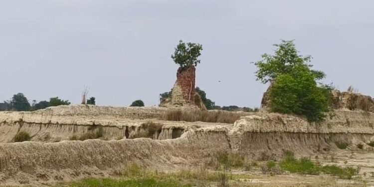 जौनपुर खनन का खेल,जमीन से 20 फिट ऊपर लटक रहा कुआ, प्रशासन मौन