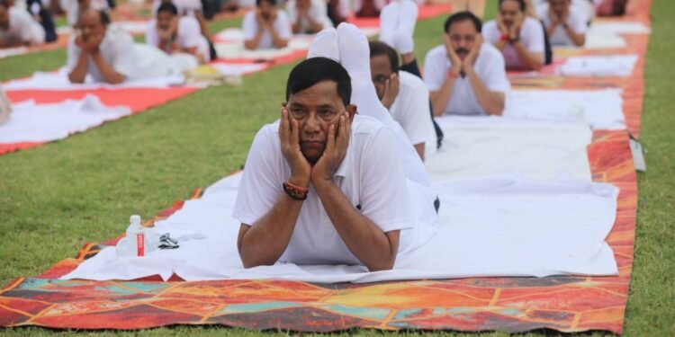 जौनपुर शाही किला में एक साथ हजारो लोगो नई किया योग