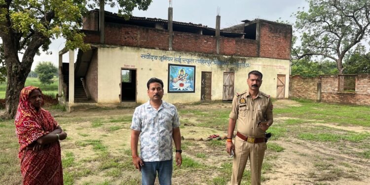अमान्य स्कूलों पर पहुंचे थानाध्यक्ष के साथ पहुंचे बीईओ, मचा हड़कंप