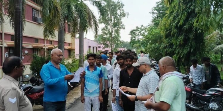 सीसीटीवी कैमरे की निगरानी में चल रही आईटीआई सीबीटी की परीक्षा