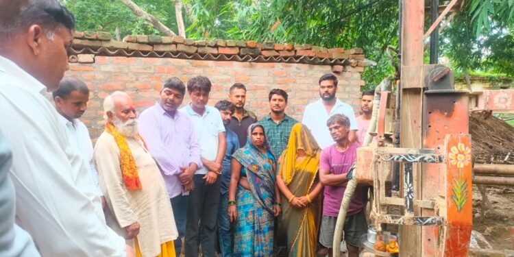 कृपाशंकर सिंह के जन्मदिन पर लगवाई पांच इंडिया मार्का हैण्डपम्प