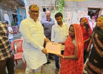 राज्यमंत्री गिरीश चन्द्र यादव ने 4 लाख का चेक दिया