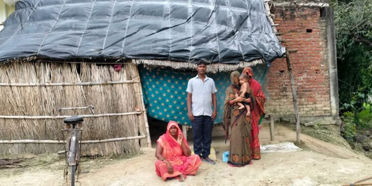 जौनपुर में 300 रु की मजदूरी करने वाले मजदूर क़ो थमा दिया 4 करोड़ रु नोटिस