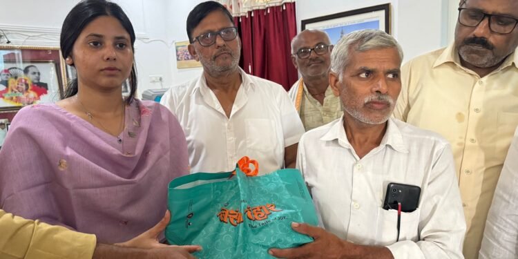 सांसद प्रिया सरोज ने आकाश यादव की मदद के लिए आगे आईं