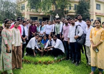 पौधरोपण कर विद्यार्थियों ने दिया हरियाली का संदेश