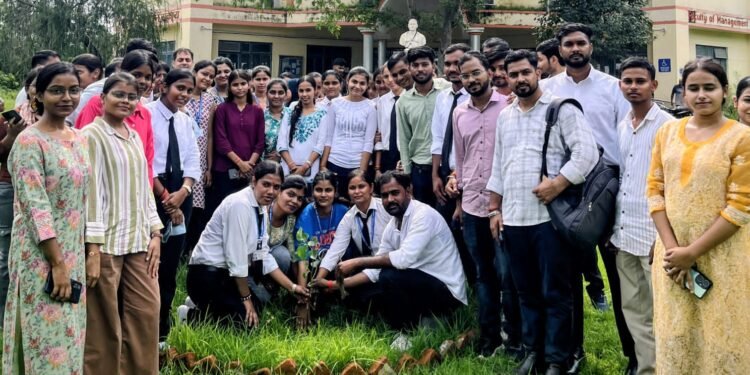 पौधरोपण कर विद्यार्थियों ने दिया हरियाली का संदेश
