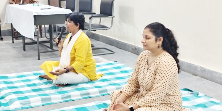 अपने सपनों पर रखे विश्वास, मेहनत से निश्चित है सफलता – कुलपति