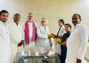 बलिया सांसद सनातन पाण्डेय का सपा नेत्री उषा जायसवाल ने किया स्वागत