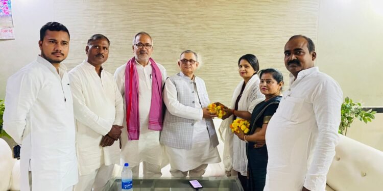 बलिया सांसद सनातन पाण्डेय का सपा नेत्री उषा जायसवाल ने किया स्वागत