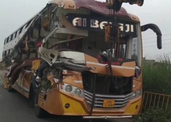 जौनपुर में सवारी से भरी टूरिस्ट बस व ट्रेलर में टक्कर,4 यात्रियों की मौत