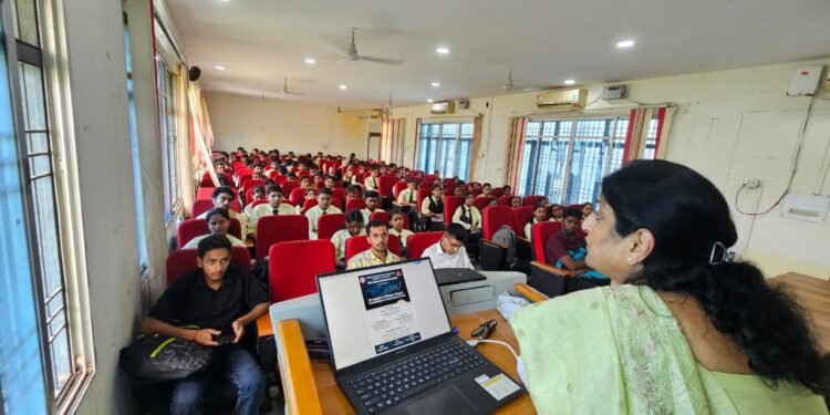 बी.कॉम (ऑनर्स) विभाग में आयोजित पूर्व दीक्षांत समारोह व्याख्यान कार्यक्रम