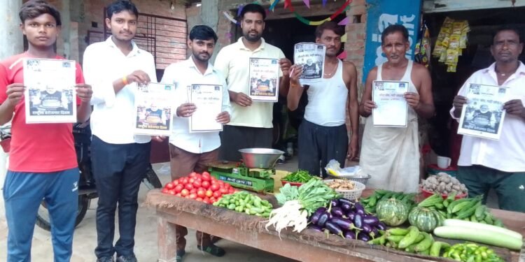 युवा कांग्रेस कार्यकर्ताओं ने सड़क पर सब्जी बेचकर विरोध प्रदर्शन किया