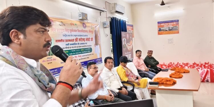 क्षय रोगियों को गोद लेकर पूर्वांचल विश्वविद्यालय ने किया सराहनीय काम: बृजेश सिंह ‘प्रिंसू’