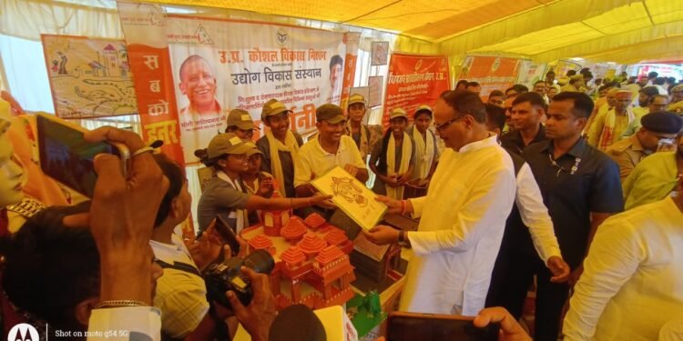 उपमुख्यमंत्री ने कौशल विकास मिशन के प्रशिक्षणार्थियों द्वारा बनाये गए उत्पादों की सराहना