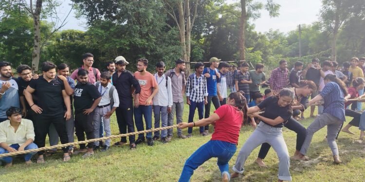 पूर्वांचल विश्वविद्यालय रस्साकशी में दिखी जबरदस्त भागीदारी