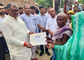 राज्यमंत्री ने दिया चार चार की आर्थिक मदद आकाशीय बिजली से मृतक तीन परिवारों को