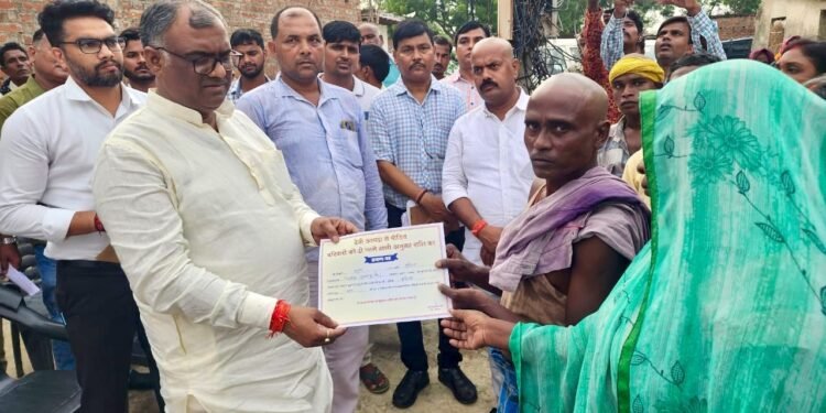 राज्यमंत्री ने दिया चार चार की आर्थिक मदद आकाशीय बिजली से मृतक तीन परिवारों को