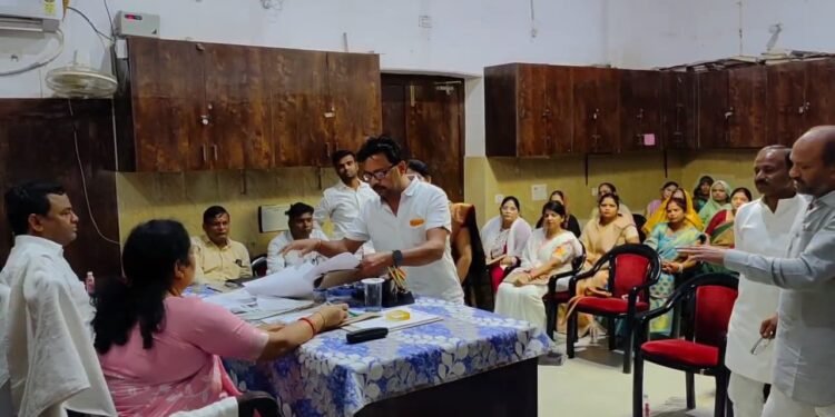 सभासदो ने बिना टेंडर के करोड़ों रुपये के भुगतान और भ्रष्टाचार के गंभीर आरोप लगाए