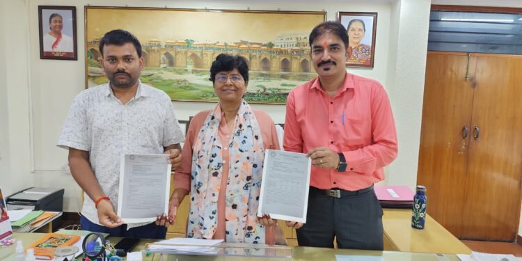 पूर्वांचल विश्वविद्यालय के दो शिक्षकों को यू.पी.सी.एस.टी. से मिला शोध अनुदान