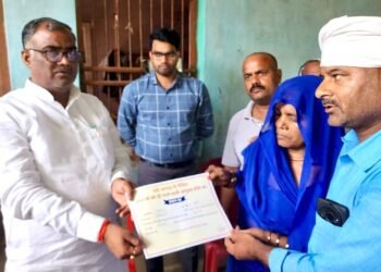 राज्यमंत्री (स्वतन्त्र प्रभार) गिरीश चन्द्र यादव  ने दिया चार लाख का चेक