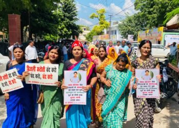 गोमती नदी में आये दिन हो रही आत्महत्या को लेकर आगे आयीं सपा नेत्री