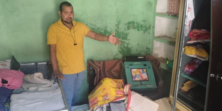 छत के रास्ते घर में घुसकर चोरों ने उड़ाए दस लाख के गहने व नकदी