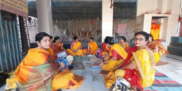 दक्षिणा काली मंदिर में महिलाओं ने पचरा गीत गाकर नृत्य किया