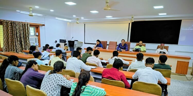 किताब जीवन की सच्ची मित्र: प्रो मनोज मिश्र