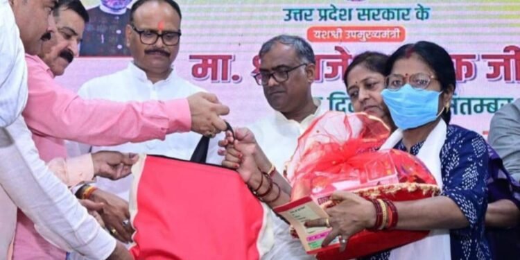 उपमुख्यमंत्री ब्रजेश पाठक ने रेडक्रास सोसाइटी के तत्वावधान में क्षय रोगियों को बांटी पोषण  की पोटली