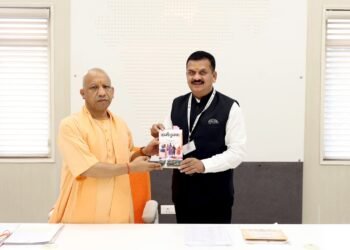 मुख्यमंत्री योगी आदित्यनाथ से मिले जिलाधिकारी डॉ. दिनेश चंद्र