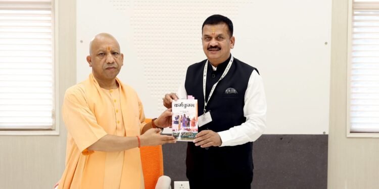 मुख्यमंत्री योगी आदित्यनाथ से मिले जिलाधिकारी डॉ. दिनेश चंद्र