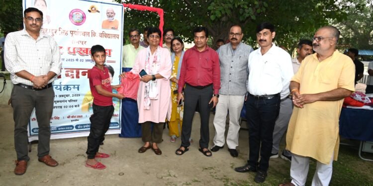 वस्त्र लेकर बच्चों के चेहरों पर दिखा उल्लास सेवा पखवारा के तहत मुक्तांगन में हुआ वस्त्रदान