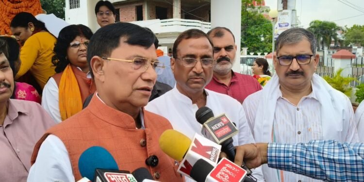 विकास में बांधा बन रहे रावण रूपी प्रवृत्ति को पार्टी कार्यकर्ता जलाएं -कृपाशंकर सिंह