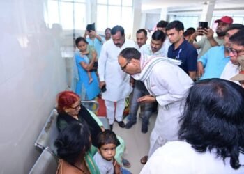 ब्रजेश पाठक ने किया चिकित्सालय का निरीक्षण