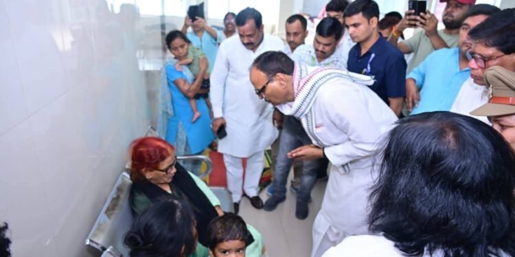 ब्रजेश पाठक ने किया चिकित्सालय का निरीक्षण